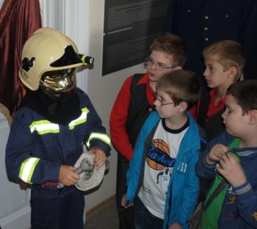 De 1 iunie: Copiii au luat cu asalt punctul de observare al pompierilor care a funcţionat în urmă cu un secol în Turnul Primăriei (FOTO)